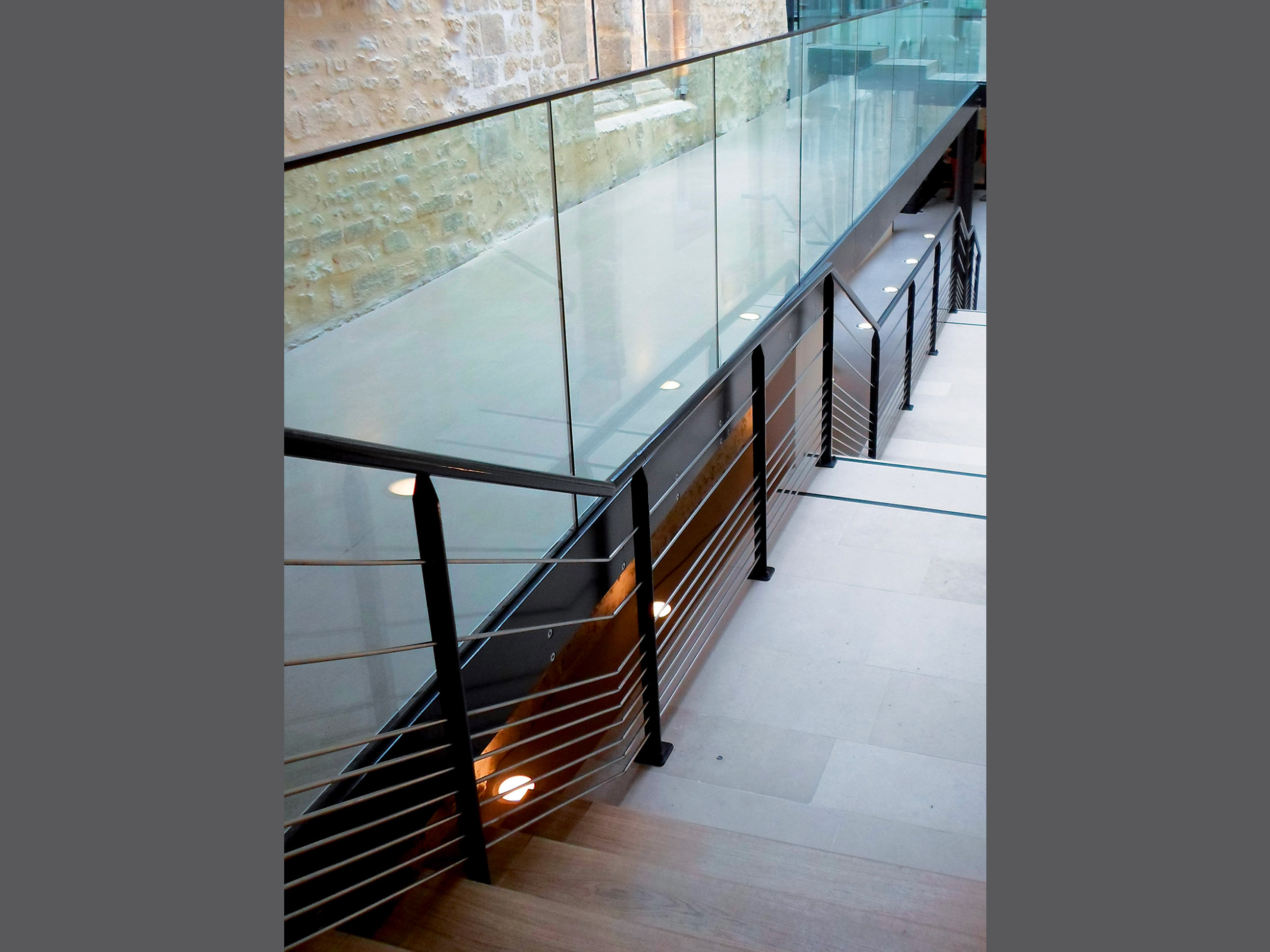 Escalier en verre et aluminium noir